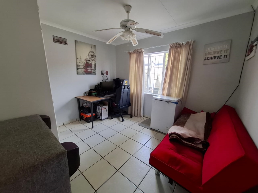 2 Bedroom Property for Sale in Langenhovenpark Free State